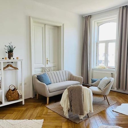 Modernes Design Apartment Wina Bagian luar foto